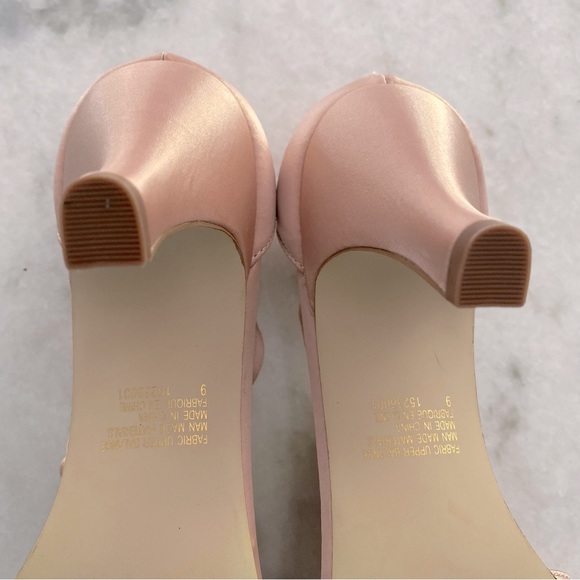 Cause & Effect Rose Satin Shoes with Ruffle Size 9 - Picture 5 of 5